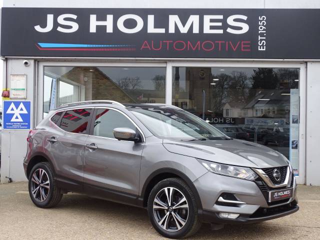 Nissan Qashqai 1.3 DiG-T N-Connecta 5dr [Glass Roof Pack] Hatchback Petrol GREY