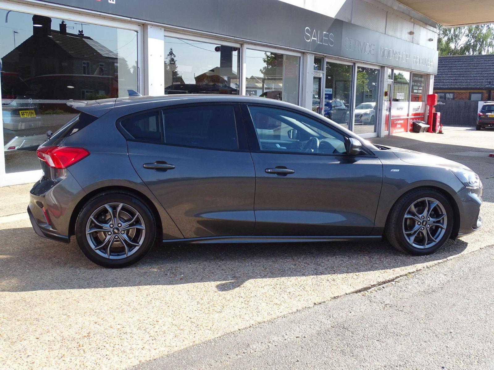 2018 Ford Focus thumbnail 12