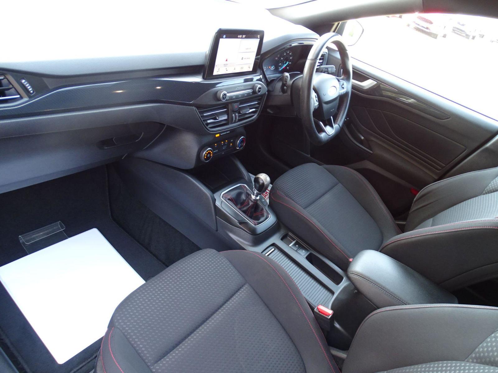2018 Ford Focus thumbnail 14