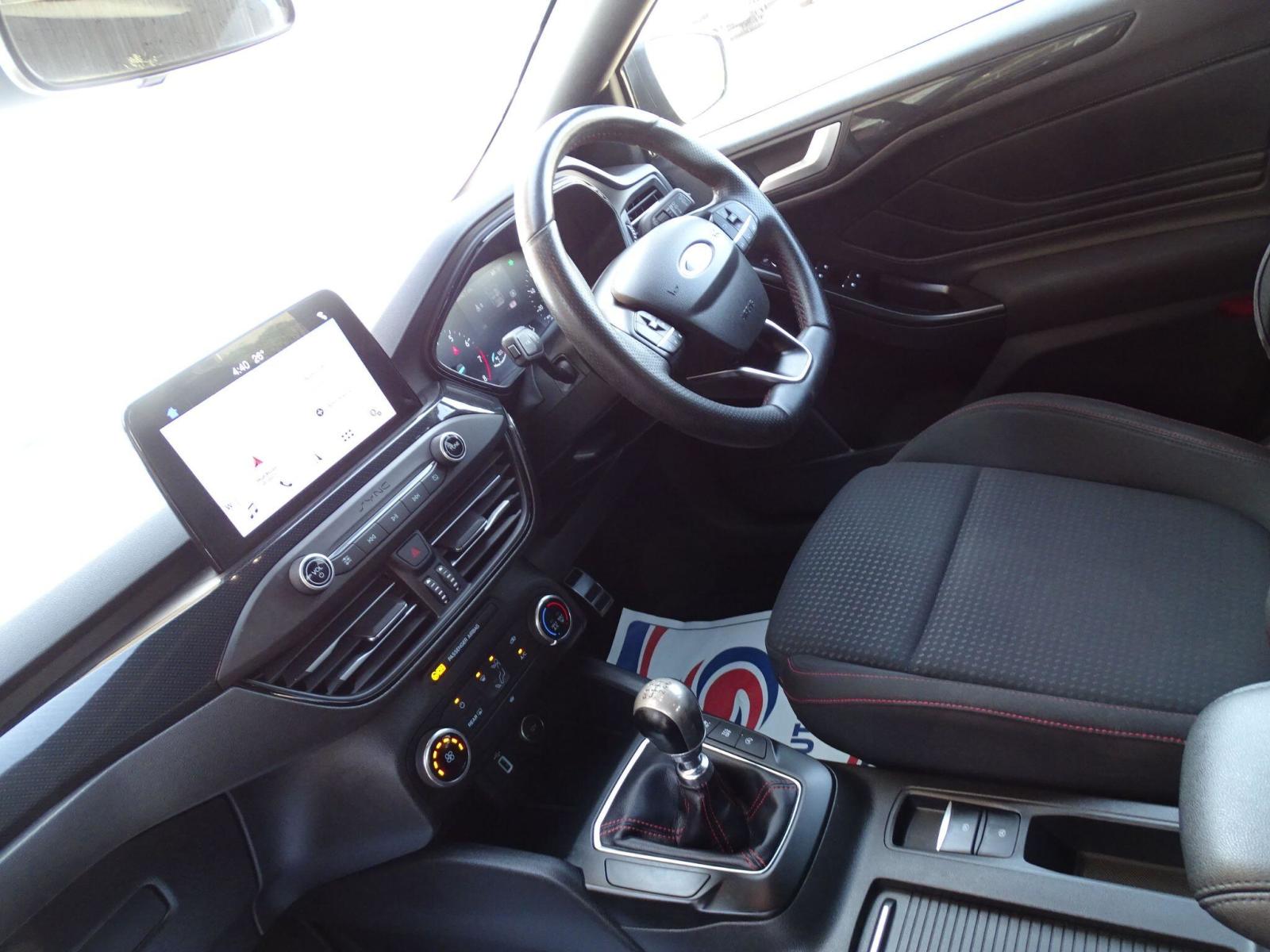 2018 Ford Focus thumbnail 15