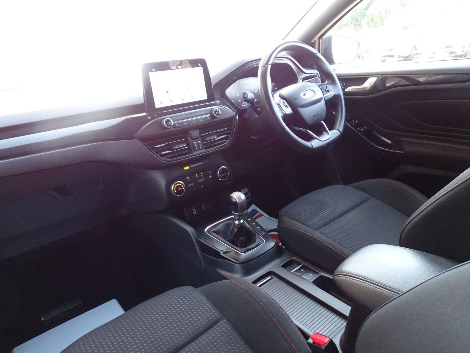 2018 Ford Focus thumbnail 16