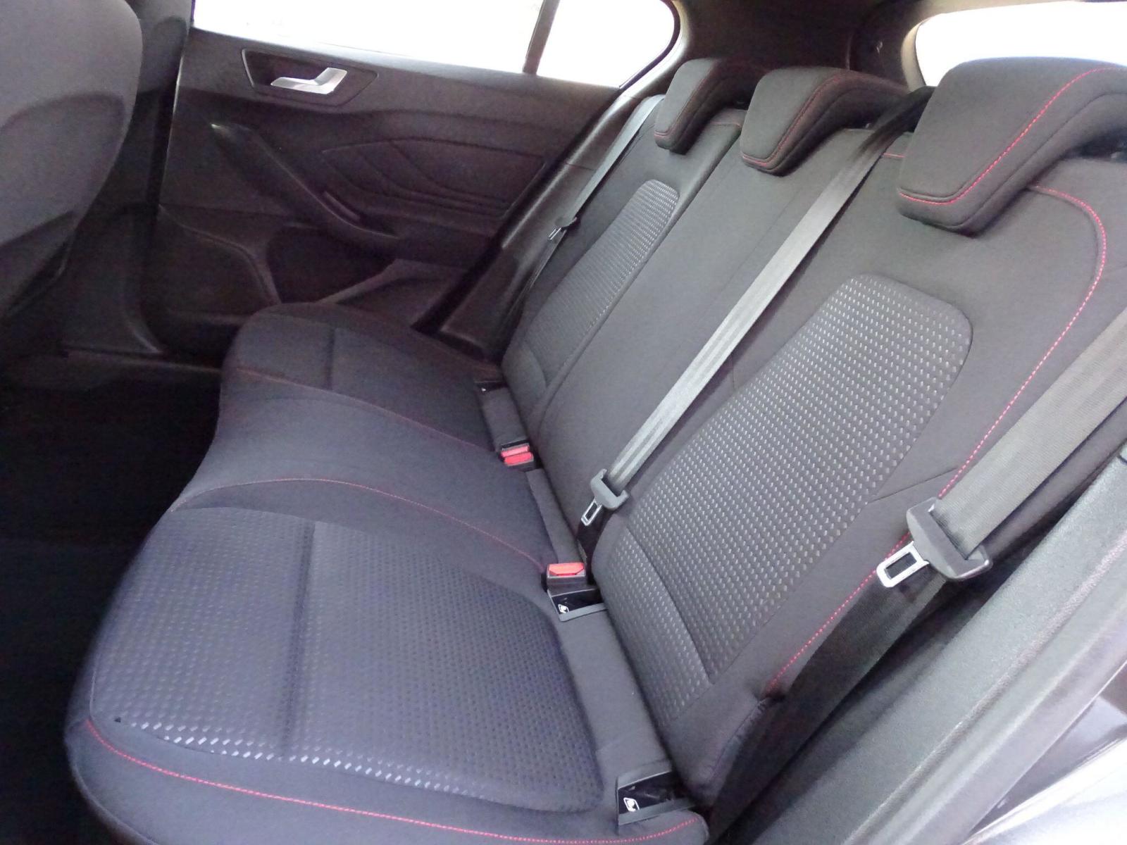2018 Ford Focus thumbnail 18