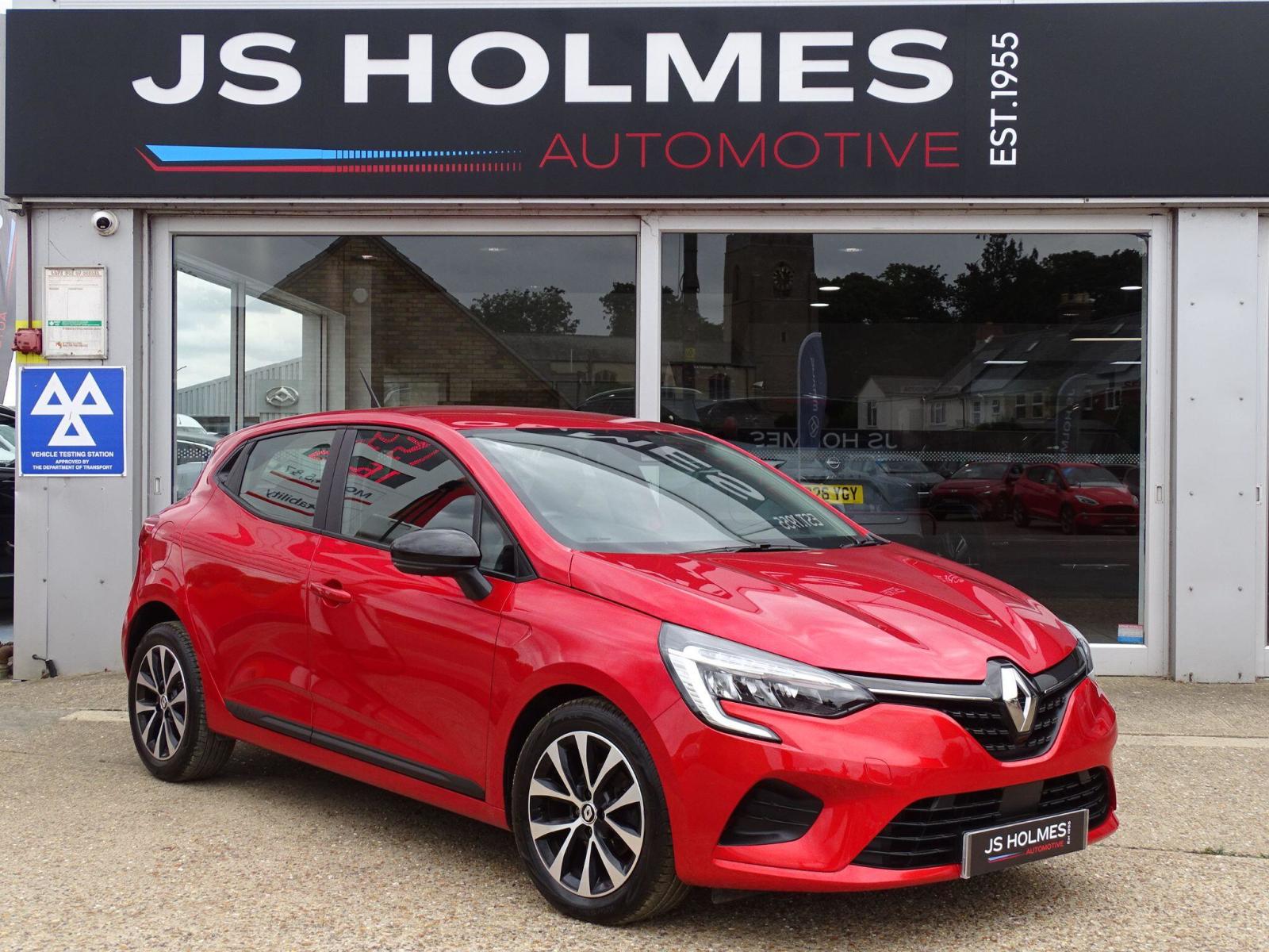 2023 Renault Clio — photo 1 of 5